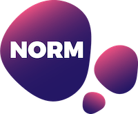 NORM's logo i en rund skæv form med gradient farver af mørkeblå og lyserød og med teksten Norm Critical Consulting
