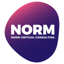 NORM's logo i en runde skæv form med gradient farver af mørkeblå og lyserød og med teksten Norm Critical Consulting