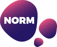 NORM's logo i en rund skæv form med gradient farver af mørkeblå og lyserød og med teksten Norm Critical Consulting